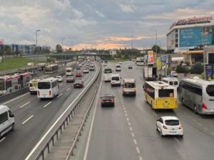 İstanbul'da okullar açıldı, trafik yoğunluğu başladı