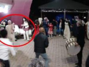 Halay çekenleri kurtarayım derken tente üzerine düştü