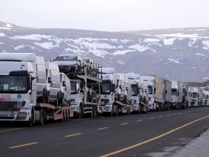 Aktaş'ta 7 kilometrelik tır kuyruğu oluştu