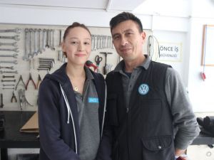 19 yaşındaki oto tamir ustası kadını görenler şaşkınlığını gizleyemiyor