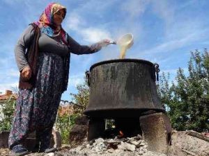 Şifa deposu üzüm pekmezinin sofralara yolculuğu sürüyor