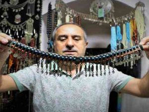 Yüzlerce yıllık eserleri 3 metrekarelik antikacı dükkanında satıyor