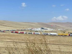 Gürcistan sınırında 8 kilometrelik tır kuyruğu