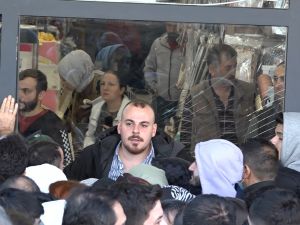 Bursa'da alışveriş çılgınlığı...Birbirlerini ezdiler