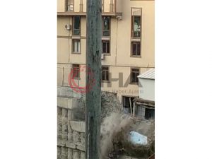 Küçükçekmece'de inşaatın istinat duvarı çöktü, çökme anı kameraya yansıdı