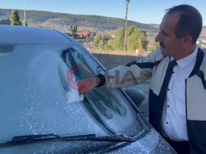 Kars eksi 8'i gördü, araçların camları buz tuttu