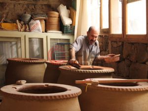 Çamura elleriyle şekil veren kentin son tandır ustası meslekte 44 yılı geride bıraktı