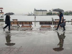 İstanbul'da sağanak yağış etkisini göstermeye başladı