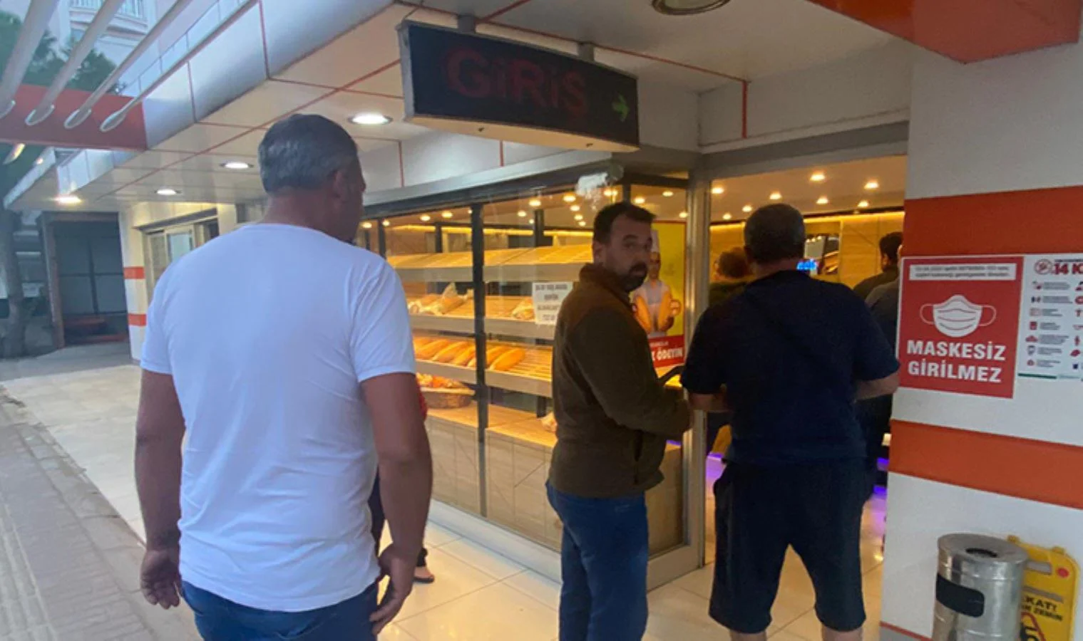Antalya'da ucuz ekmek kuyruğu