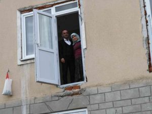 Bu evin balkon kapısı var ama balkonu yok