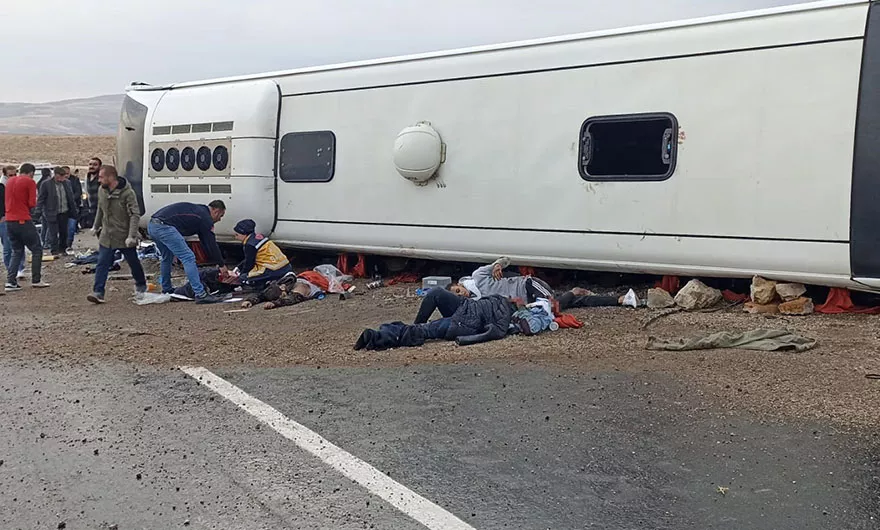 Sivas'ta göçmenleri taşıyan otobüs devrildi, çok sayıda ölü ve yaralı var