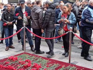Beyoğlu'ndaki bombalı saldırıda hayatını kaybedenler anısına vatandaşlar karanfil bıraktı