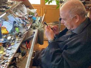 Niğdeli saat ustası Naci Evirgen, 60 yıldır saat tamir ediyor