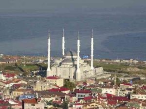 Tamamlandığında Doğu Karadeniz'in en büyük cami ve külliyesi olacak