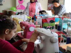 Ara tatil demediler, dikiş kursuna katıldılar