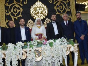 Van'da gelin ve damada 5 milyon TL'lik takı takıldı