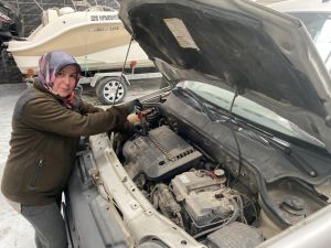 Erkek ustalara taş çıkarıyor, otomobillerin motorunu tamir ediyor