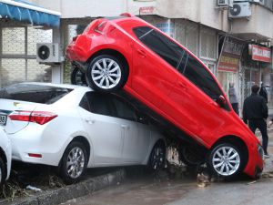 Kumluca'da sel araçları üst üste çıkardı