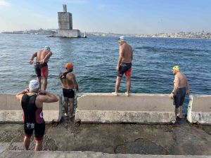 İstanbul'da kış ayında boğazda deniz sefası