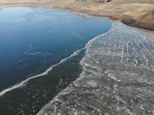 Kars'ta Sibirya soğukları baraj dondurdu