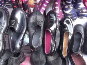 Kırsalda yaşayanların ayakkabı tercih kara lastik