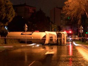 Bakırköy'de LPG yüklü tankerin devrildiği kazada sürücü yaralandı