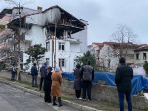 Patlamanın meydana geldiği binadaki hasar, gün ağarınca ortaya çıktı