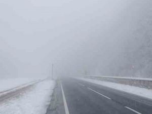 Bolu Dağı'nın Düzce geçişinde kar ve sis etkili oluyor