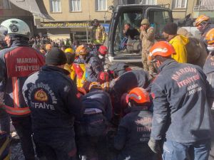 Şanlıurfa'da baba ve oğlu 56 saat sonra enkazdan sağ çıkarıldı