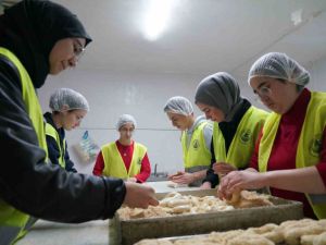 Öğrenciler depremzedeler için her gün 5 bin simit üretmeye başladı