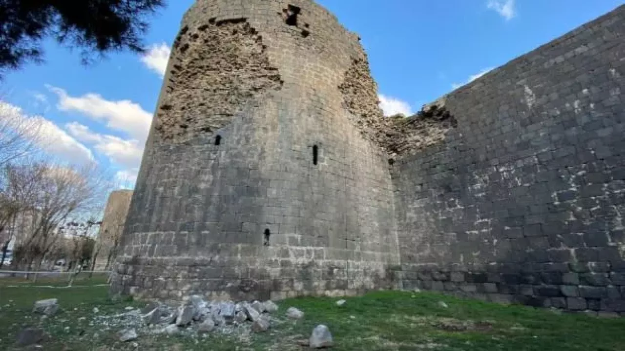 Şiddetli iki deprem 5 bin yıllık Diyarbakır Surları'nı da vurdu