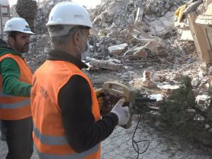 Enkaz altında olan canlıları termal dedektör ile tespit ediyorlar