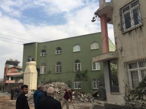 Kontrollü yıkılan minare 3 katlı evin üzerine düştü