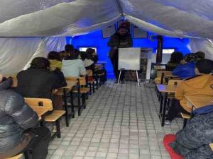 Adıyaman'da çocuklar çadır sınıflarda ders başı yaptı, İstiklal Marşı'nı okudu