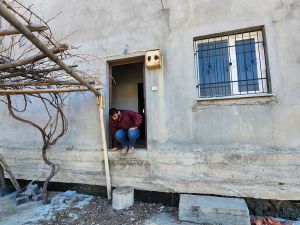 Deprem evi yıkmadı ama 30 santim kaldırıp, 2 metre ileriye taşıdı