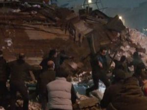 Kurtarmak isterken çatının altında kaldılar