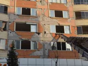 Malatya depremi de ders olmadı, hasar gören binalardan eşyalar halen tahliye ediliyor