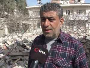 Depremzede gazeteci enkaz altında anılarını arıyor