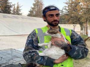 Gönüllü olarak gittiği deprem bölgesinde 50'nin üzerinde hayvanı kurtardı