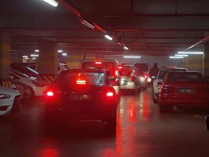 Onlarca vatandaş, AVM otoparkında mahsur kaldı: Egzoz gazı gerginliğe neden oldu