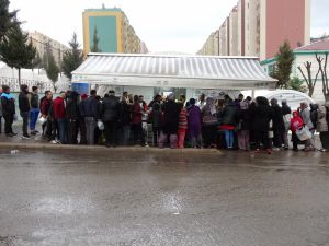 Sağanak yağmur depremzedelere zor anlar yaşattı