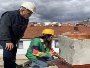 24 yaşındaki kadın çatı ustası baba mesleğini devam ettiriyor
