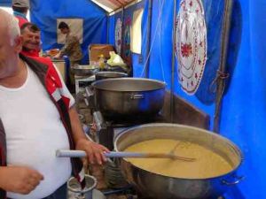 Yozgatlı gönüllüler, depremzedeler için 24 saat aralıksız çorba dağıtıyor