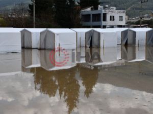 Hatay'da yağmur depremzedelere zor anlar yaşattı