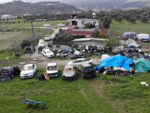 İki iş yeri yıkılan esnaf depremin izlerini bahçesinde çalışarak siliyor