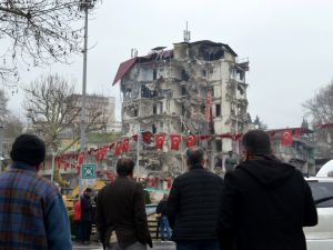 Onlarca vatandaş yıkılan ekmek teknesine son kez uzaktan baktı