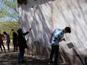 Öğretmen ve öğrenciler evi yanan vatandaşın yardımına koştu