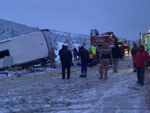 Erzincan'da yolcu otobüsü şarampole devrildi: 2 ölü, 21 yaralı