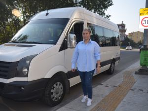 Öğrencilerin ‘Hale ablası' 15 yıldır okul servisinde direksiyon sallıyor