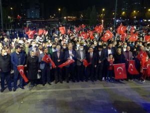160 metre uzunluğunda Türk bayrağı ve fener alayı Diyarbakır halayı ile devam etti